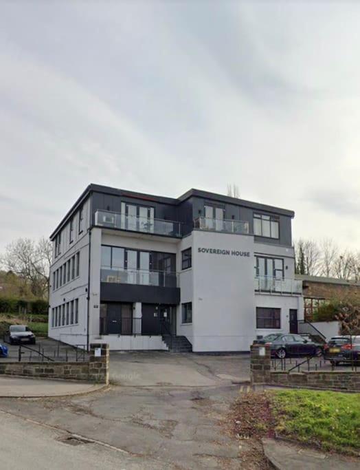 Contemporary Apartment Great Location With Private Car Park Keighley Eksteriør billede