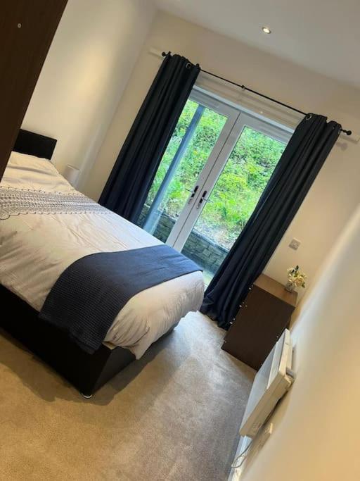 Contemporary Apartment Great Location With Private Car Park Keighley Eksteriør billede
