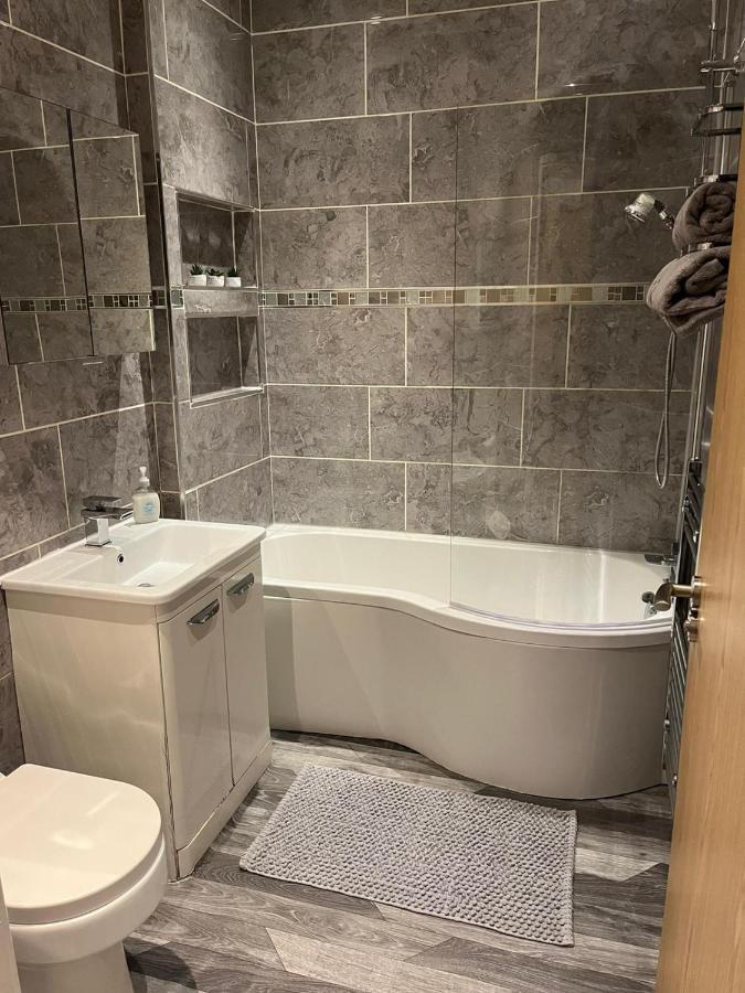 Contemporary Apartment Great Location With Private Car Park Keighley Eksteriør billede